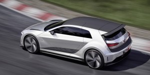 Volkswagen Golf GTE Sport разгоняется с места до 100 км/ч